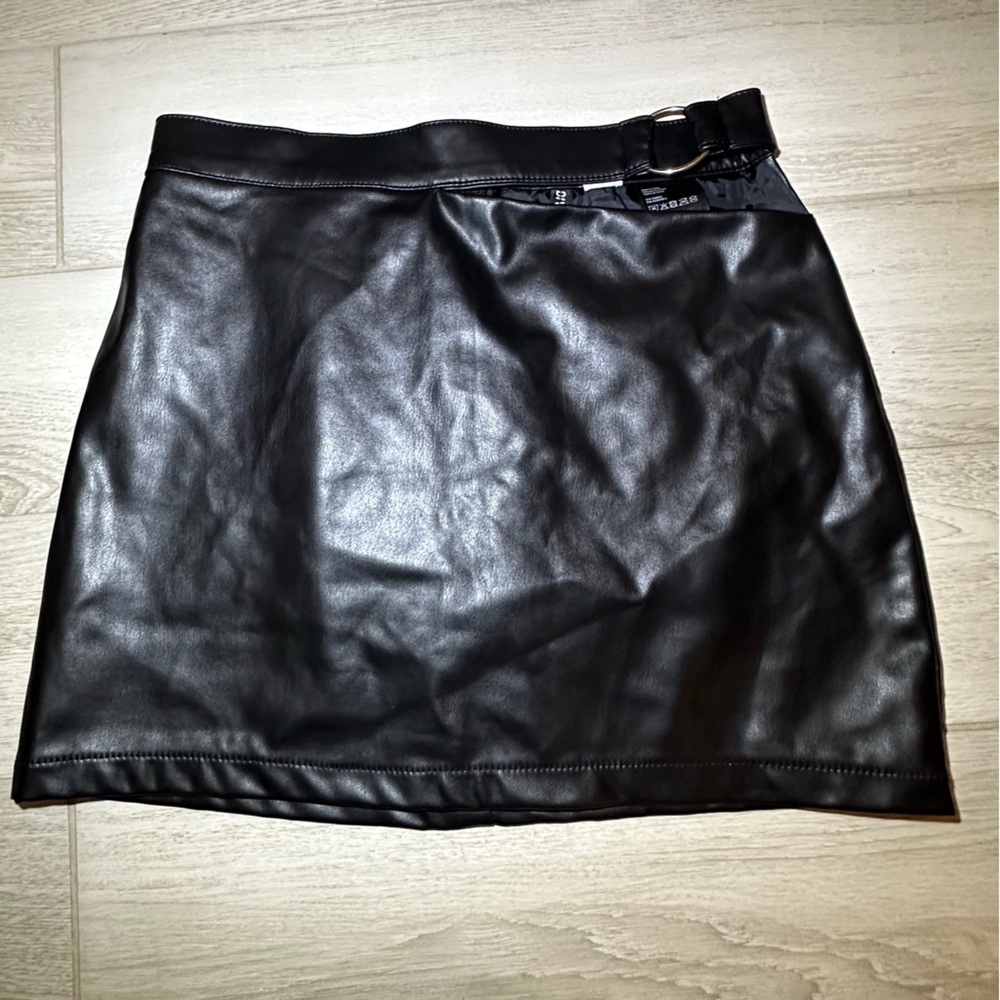 Divided by H&M Faux leather skirt open design below the waist .size  6